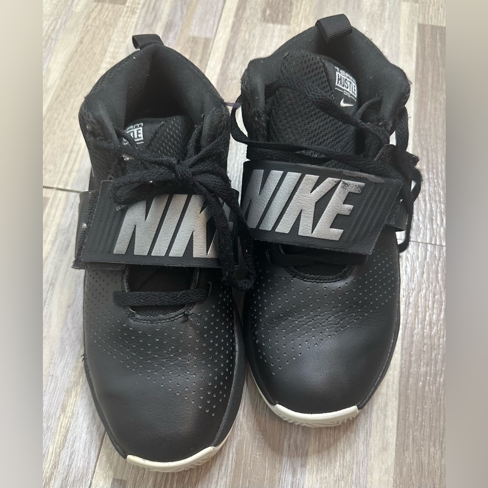 Nike Team Hustle D8 Black Basketball Shoes, Size 6Y - Picture 3 of 15